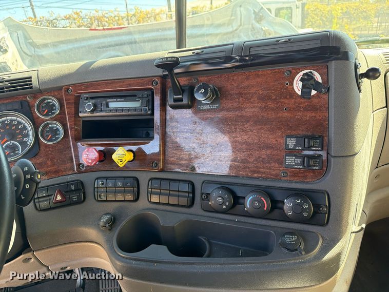 image for item FG3050 2016 Freightliner Cascadia semi truck