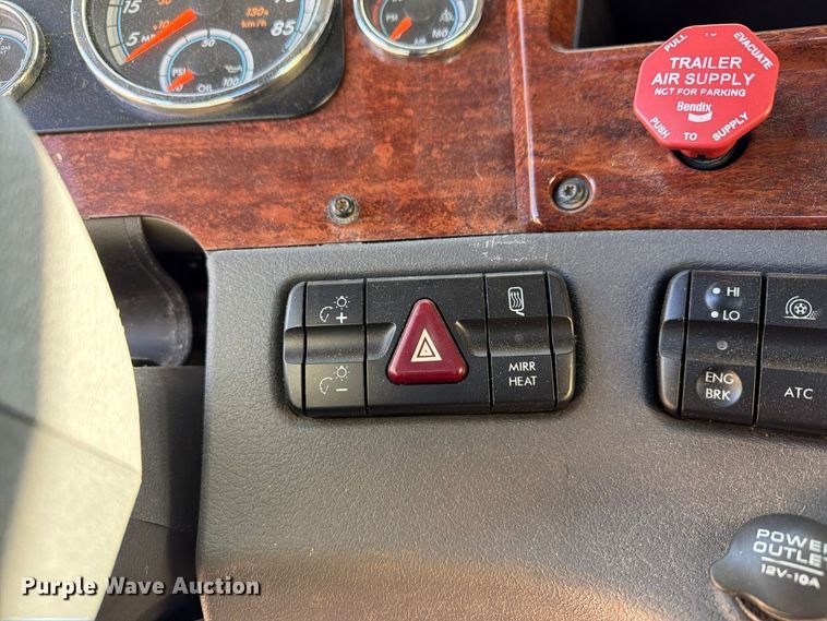 image for item FG3050 2016 Freightliner Cascadia semi truck