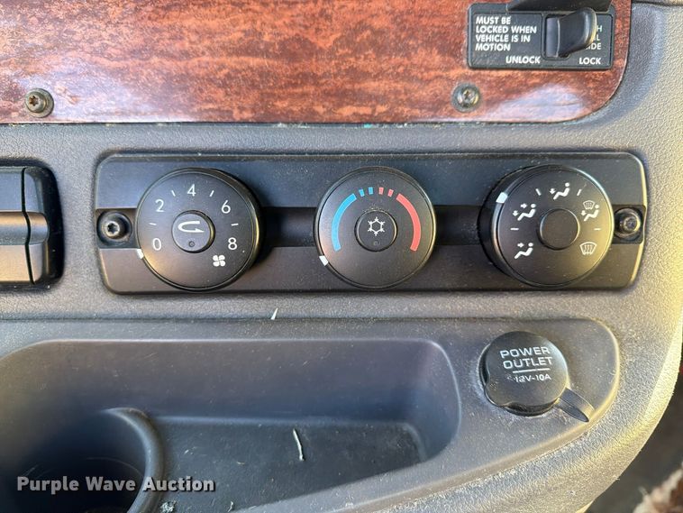 image for item FG3050 2016 Freightliner Cascadia semi truck