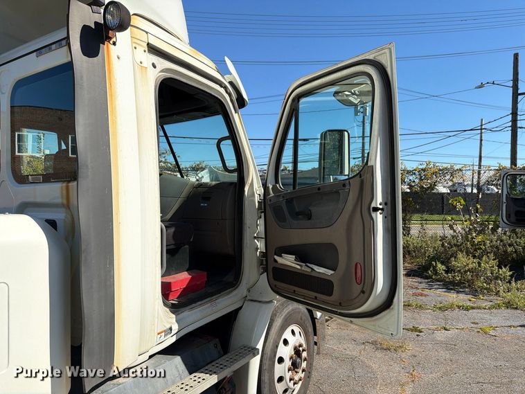 image for item FG3050 2016 Freightliner Cascadia semi truck