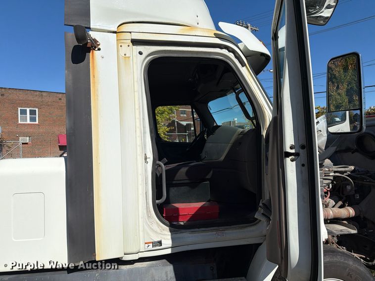 image for item FG3050 2016 Freightliner Cascadia semi truck