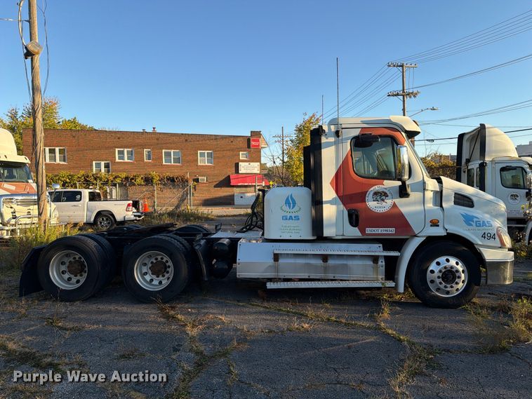 image for item FG3051 2016 Freightliner Cascadia semi truck