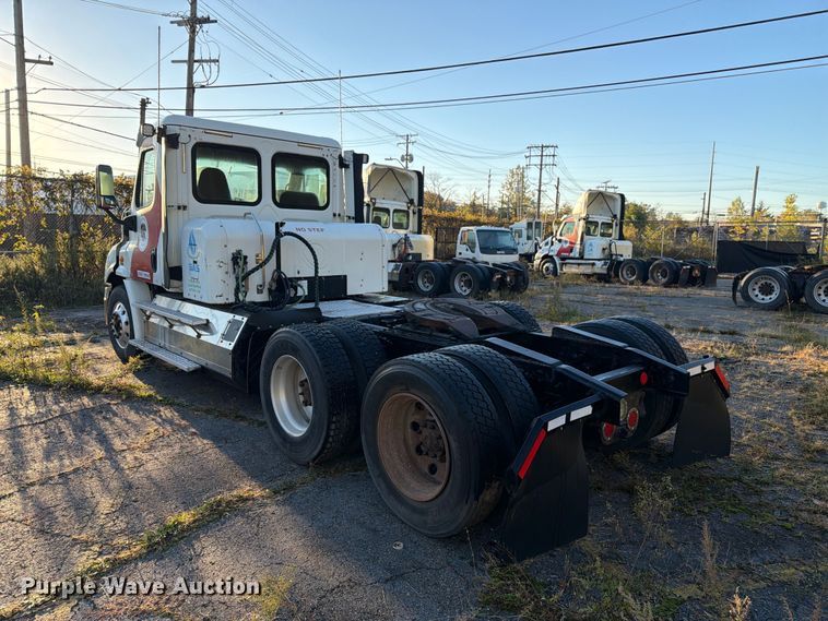 image for item FG3051 2016 Freightliner Cascadia semi truck