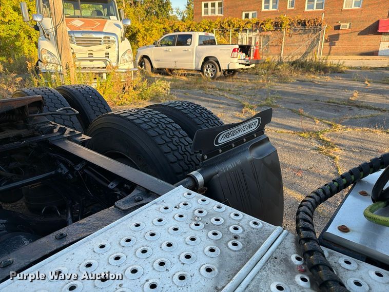 image for item FG3051 2016 Freightliner Cascadia semi truck