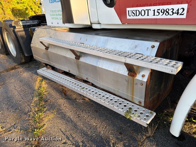 image for item FG3051 2016 Freightliner Cascadia semi truck