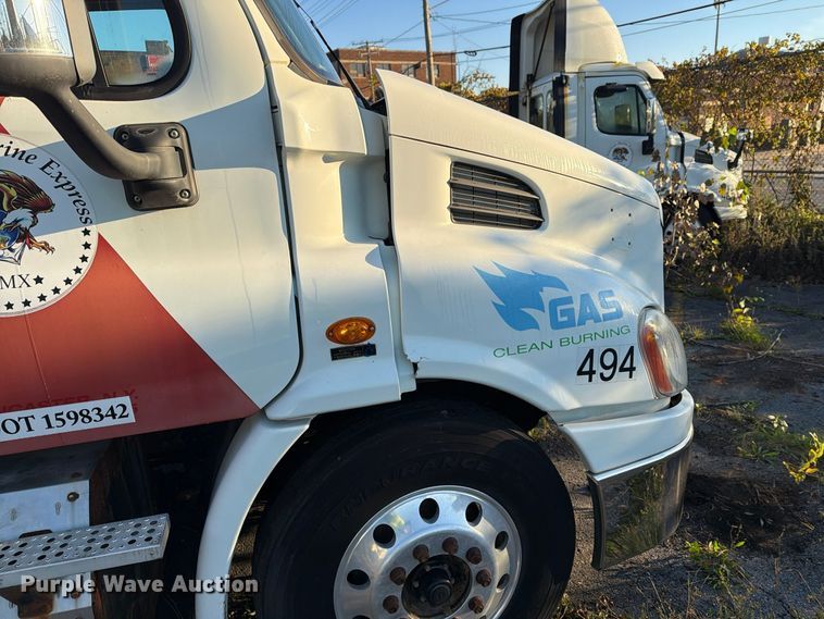 image for item FG3051 2016 Freightliner Cascadia semi truck