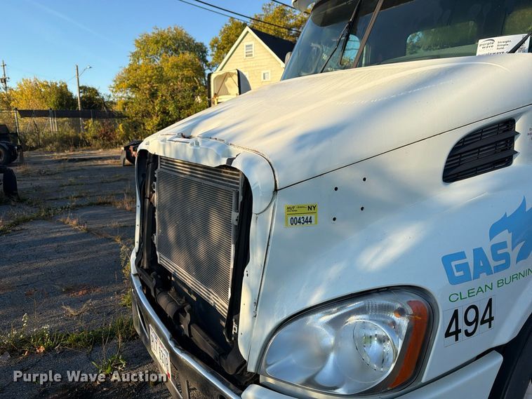 image for item FG3051 2016 Freightliner Cascadia semi truck