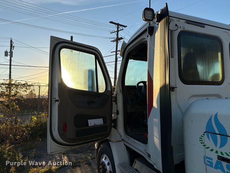 image for item FG3051 2016 Freightliner Cascadia semi truck