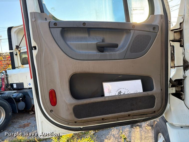 image for item FG3051 2016 Freightliner Cascadia semi truck