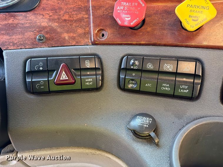 image for item FG3051 2016 Freightliner Cascadia semi truck