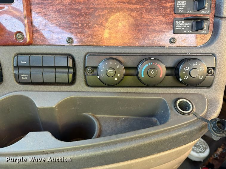 image for item FG3051 2016 Freightliner Cascadia semi truck