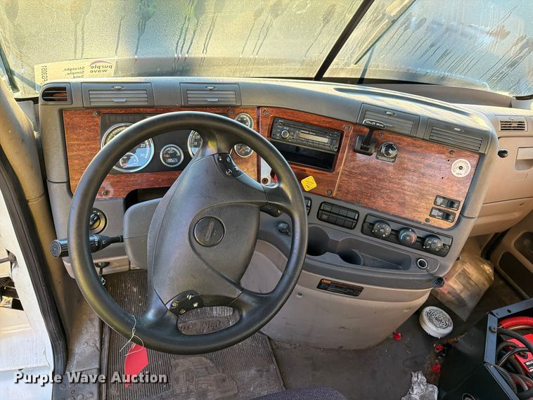 image for item FG3051 2016 Freightliner Cascadia semi truck