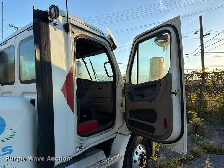 image for item FG3051 2016 Freightliner Cascadia semi truck