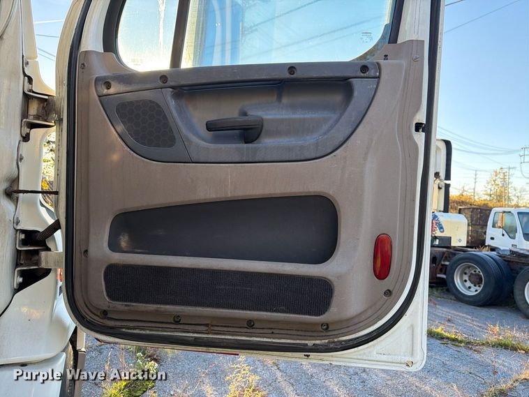 image for item FG3051 2016 Freightliner Cascadia semi truck