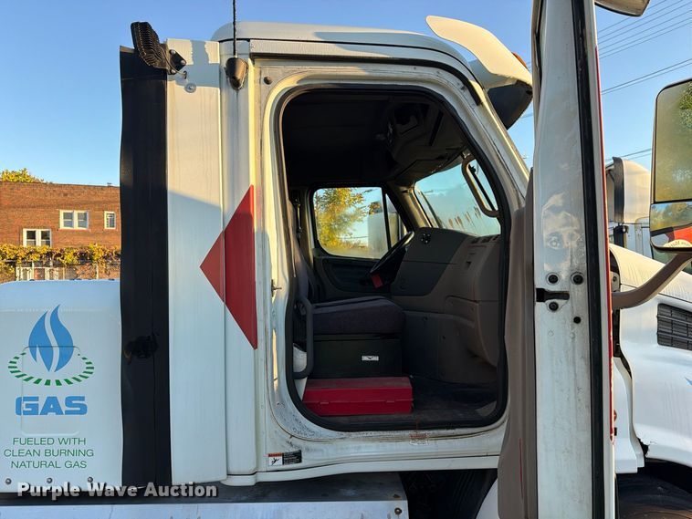 image for item FG3051 2016 Freightliner Cascadia semi truck