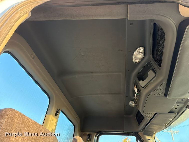 image for item FG3051 2016 Freightliner Cascadia semi truck
