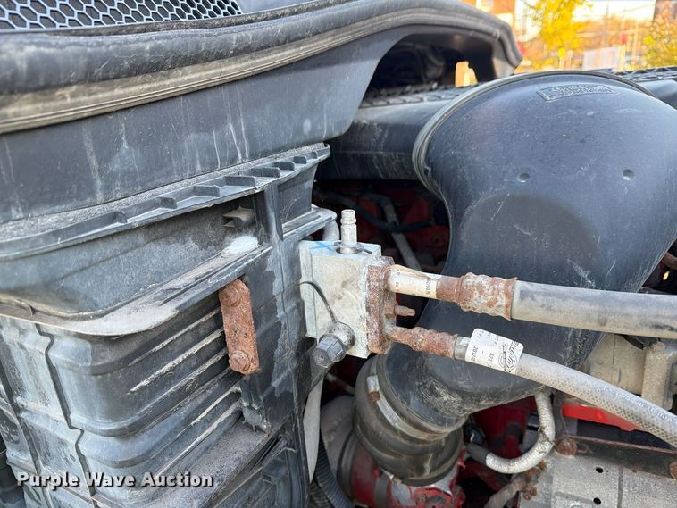 image for item FG3051 2016 Freightliner Cascadia semi truck