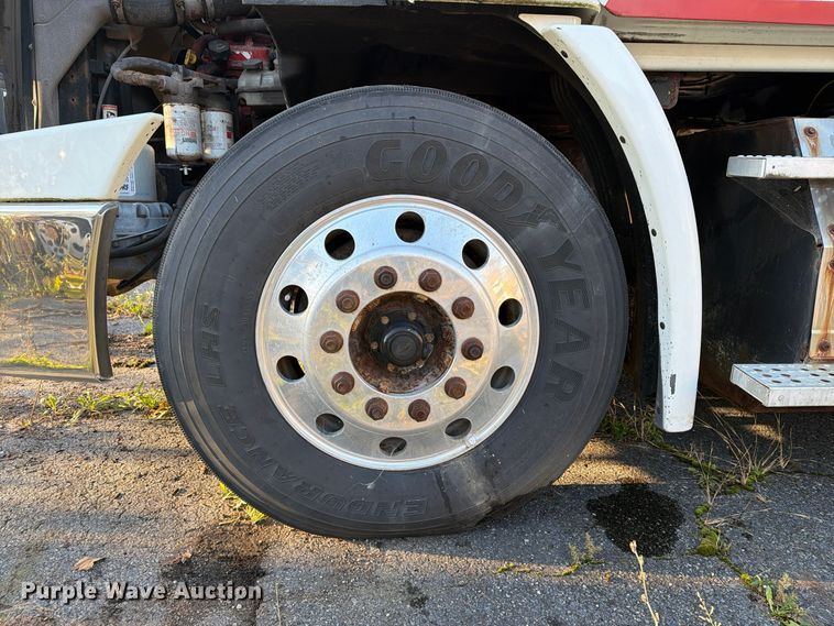 image for item FG3051 2016 Freightliner Cascadia semi truck