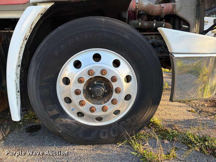 image for item FG3051 2016 Freightliner Cascadia semi truck