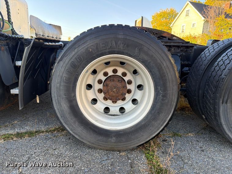 image for item FG3051 2016 Freightliner Cascadia semi truck