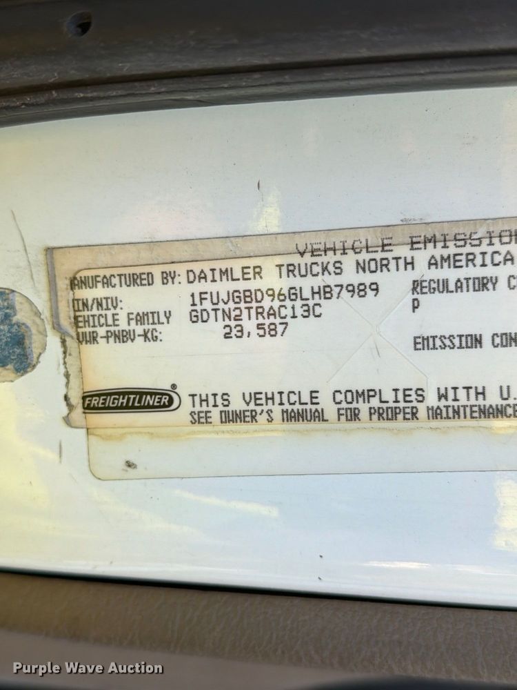 image for item FG3051 2016 Freightliner Cascadia semi truck