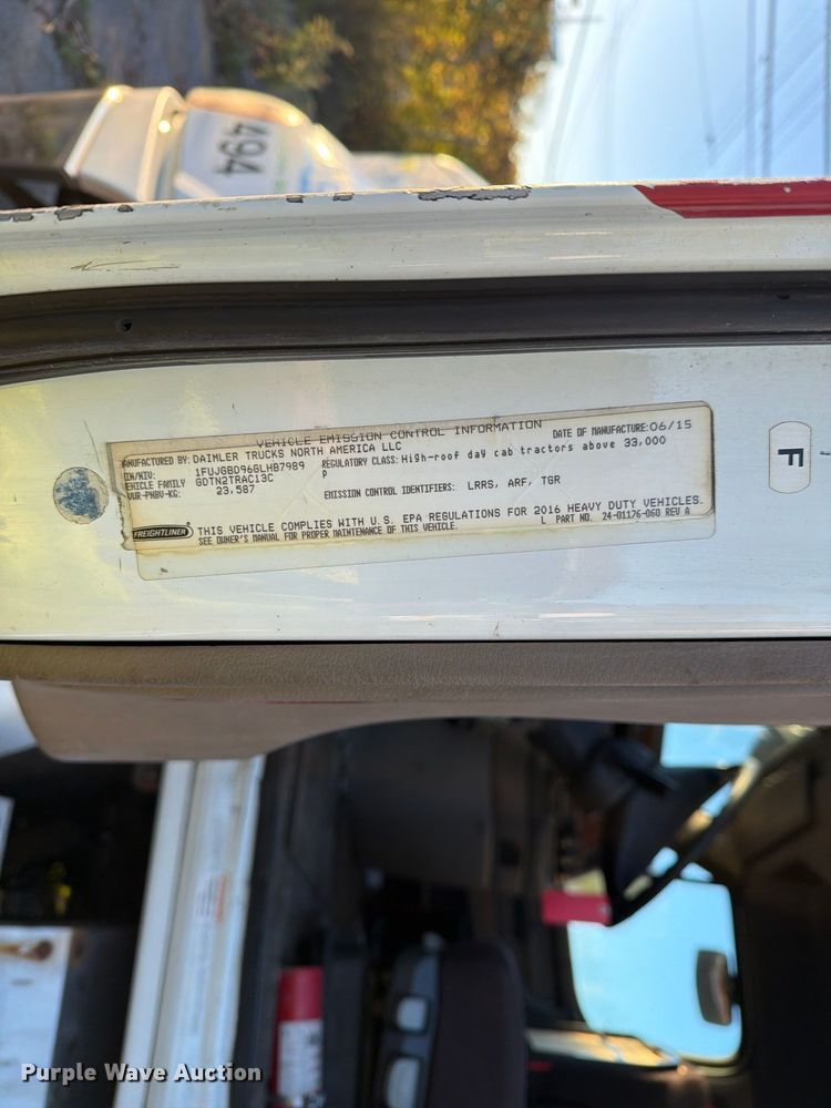 image for item FG3051 2016 Freightliner Cascadia semi truck