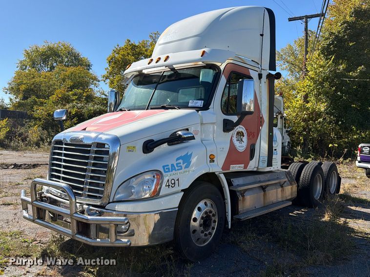 image for item FG3052 2016 Freightliner Cascadia semi truck