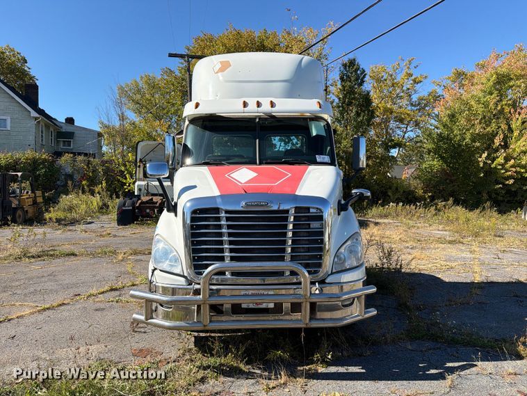 image for item FG3052 2016 Freightliner Cascadia semi truck