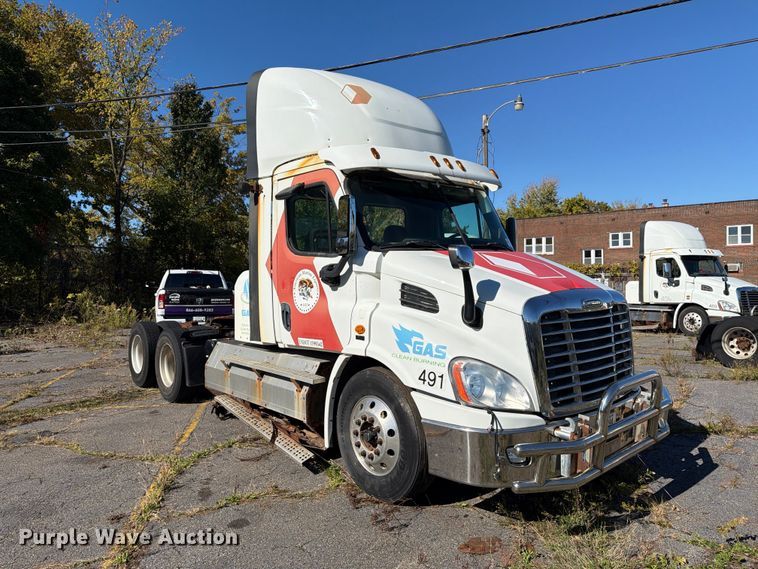 image for item FG3052 2016 Freightliner Cascadia semi truck