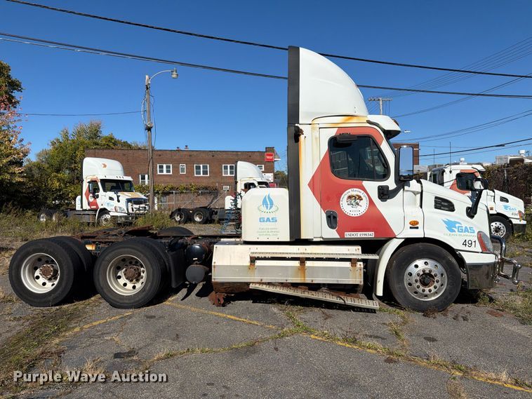 image for item FG3052 2016 Freightliner Cascadia semi truck