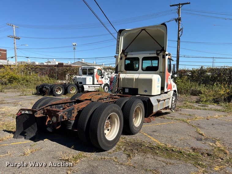image for item FG3052 2016 Freightliner Cascadia semi truck