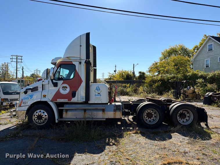 image for item FG3052 2016 Freightliner Cascadia semi truck