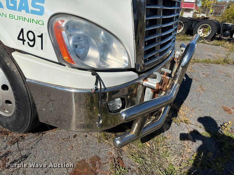 image for item FG3052 2016 Freightliner Cascadia semi truck