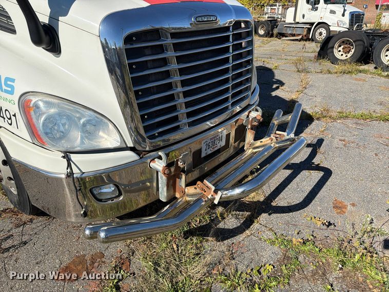 image for item FG3052 2016 Freightliner Cascadia semi truck