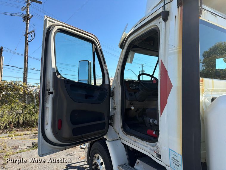 image for item FG3052 2016 Freightliner Cascadia semi truck