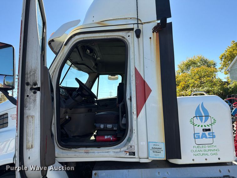 image for item FG3052 2016 Freightliner Cascadia semi truck