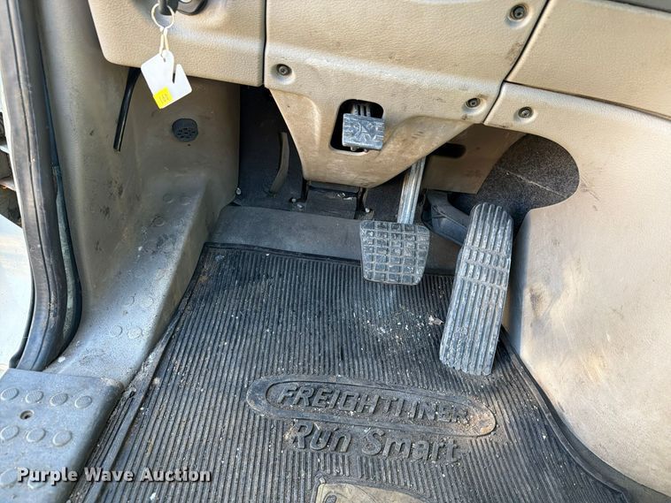 image for item FG3052 2016 Freightliner Cascadia semi truck