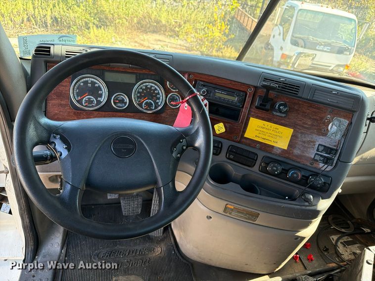 image for item FG3052 2016 Freightliner Cascadia semi truck