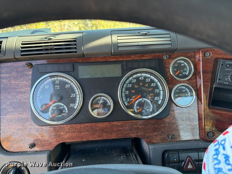 image for item FG3052 2016 Freightliner Cascadia semi truck