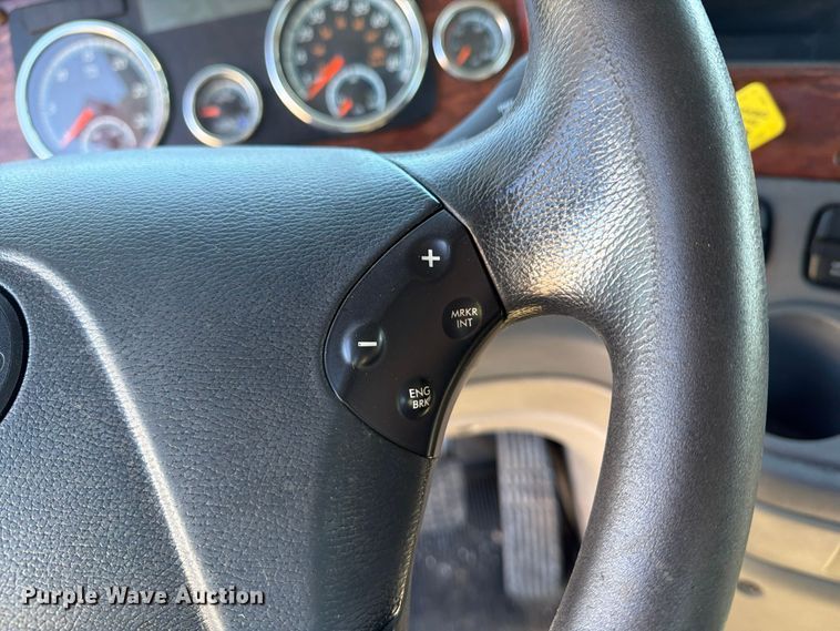 image for item FG3052 2016 Freightliner Cascadia semi truck