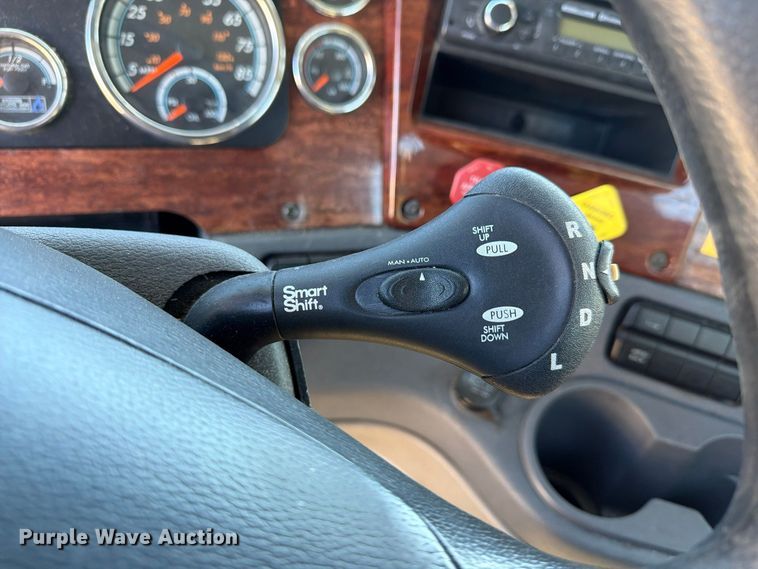 image for item FG3052 2016 Freightliner Cascadia semi truck