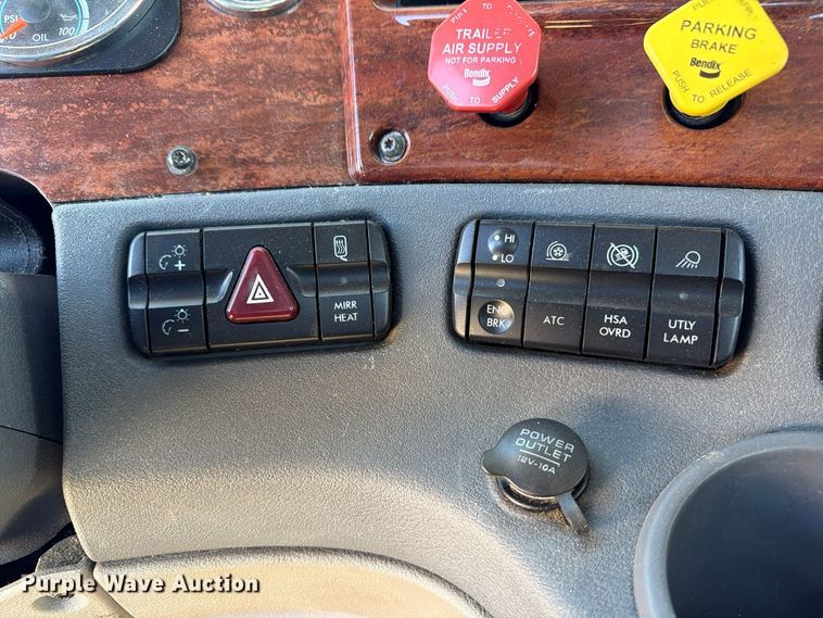 image for item FG3052 2016 Freightliner Cascadia semi truck