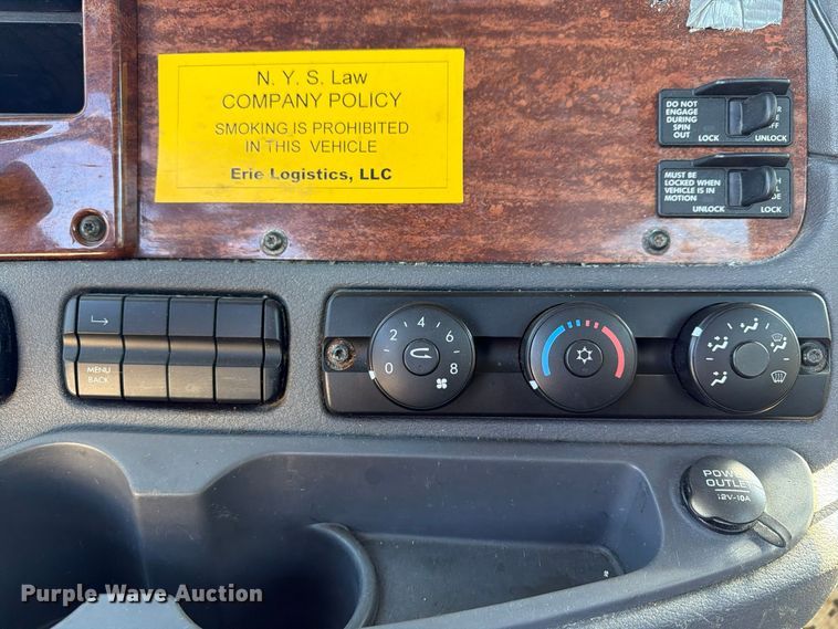 image for item FG3052 2016 Freightliner Cascadia semi truck
