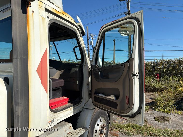 image for item FG3052 2016 Freightliner Cascadia semi truck