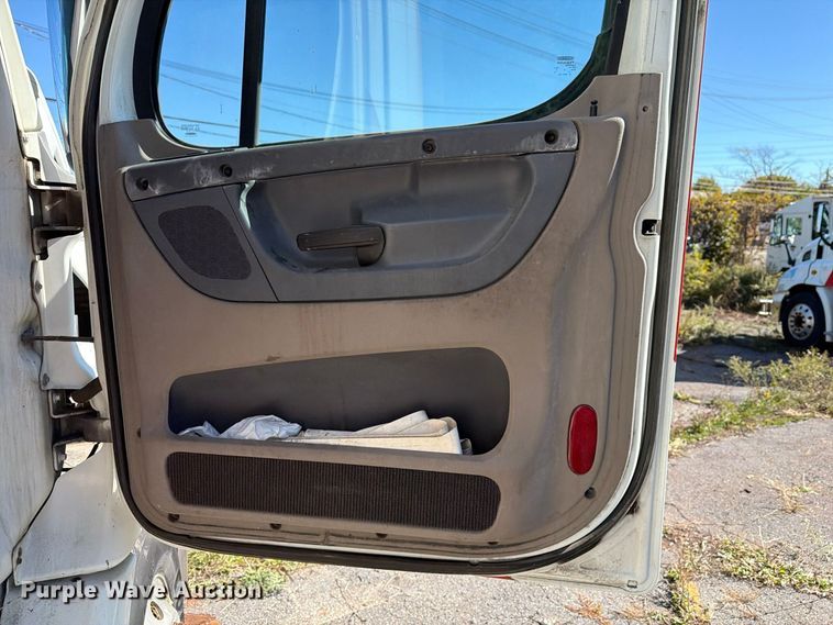 image for item FG3052 2016 Freightliner Cascadia semi truck