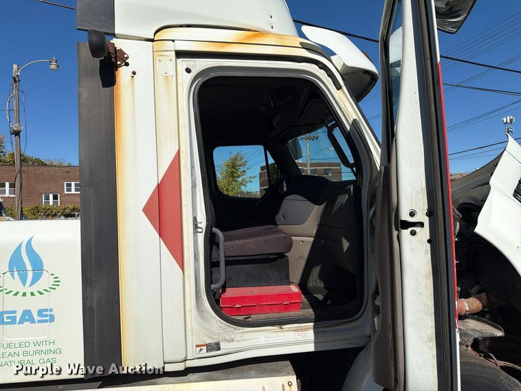 image for item FG3052 2016 Freightliner Cascadia semi truck