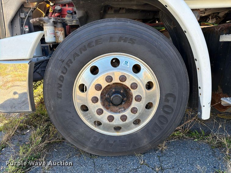 image for item FG3052 2016 Freightliner Cascadia semi truck