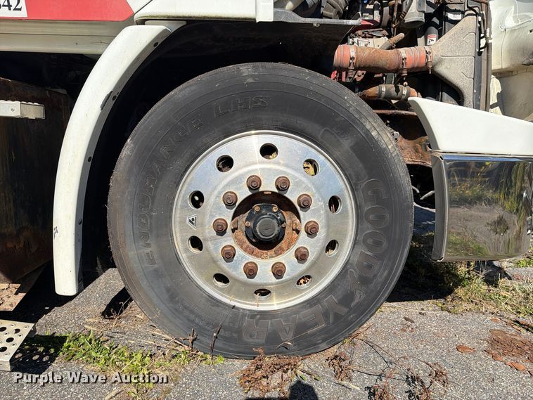 image for item FG3052 2016 Freightliner Cascadia semi truck