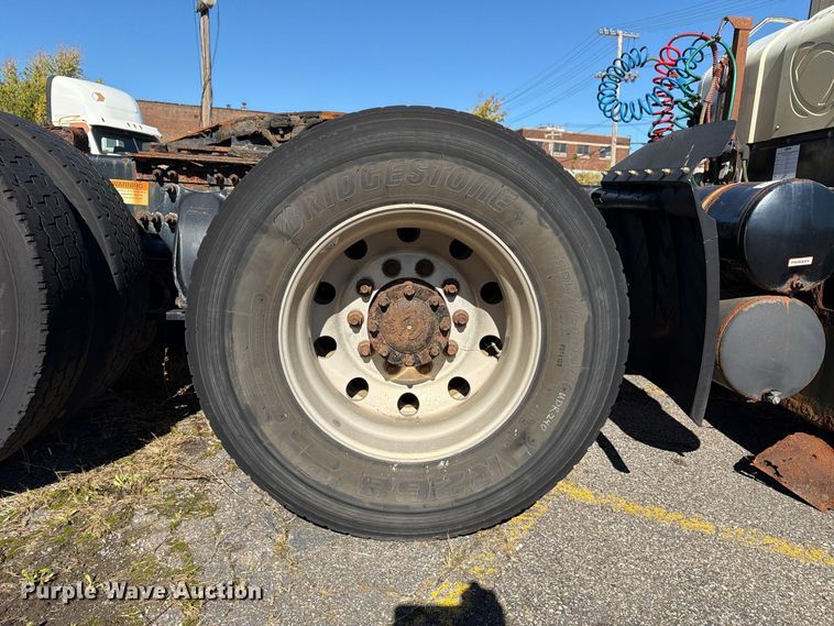image for item FG3052 2016 Freightliner Cascadia semi truck