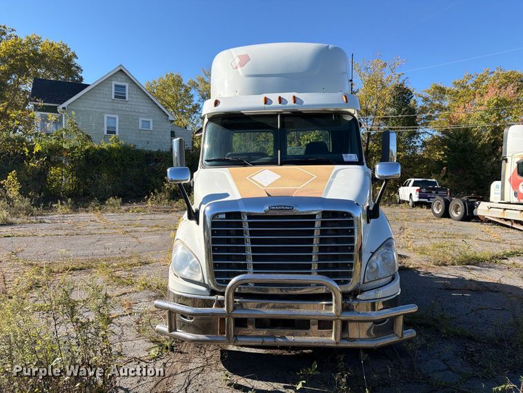 image for item FG3053 2016 Freightliner Cascadia semi truck